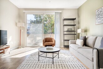 Building Photo - 121 Roble Rd