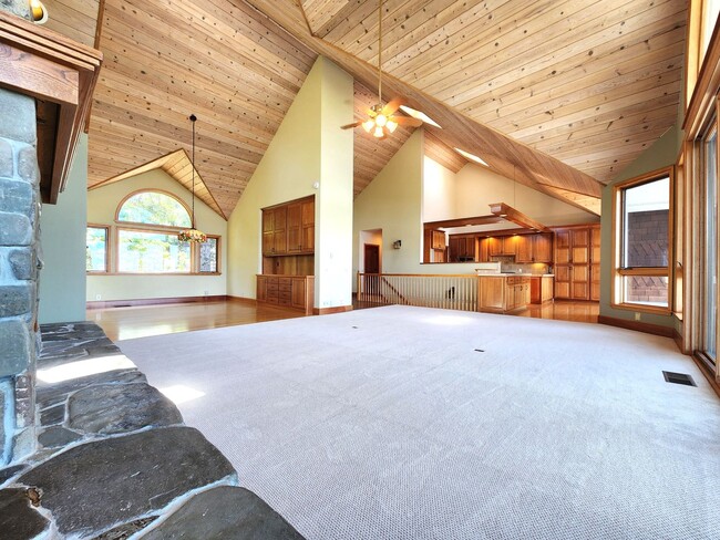 Building Photo - Luxurious 4 Bedroom Home in Portola Valley...