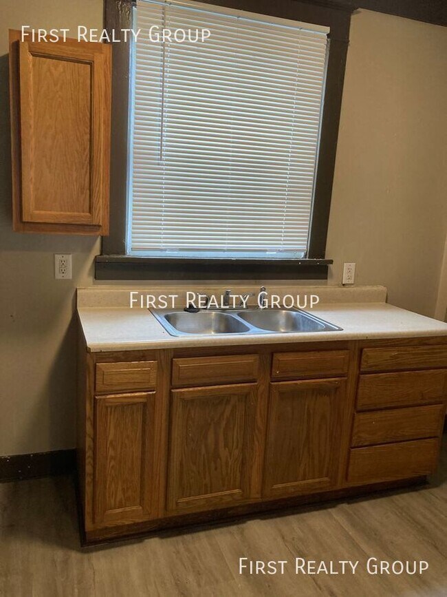 Building Photo - Move in Special! $100 off 1st months Rent,...