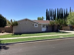Building Photo - 540 Fairway Dr