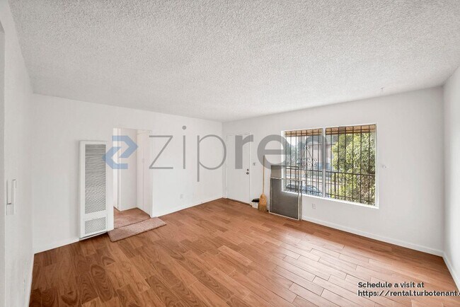 Foto del edificio - 2458 Normandie Ave