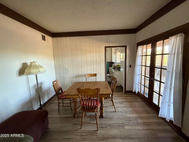 Foto del edificio - 1328 E Maddock Rd