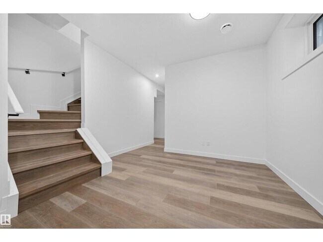 Photo du bâtiment - 5213-104A 104a St NW