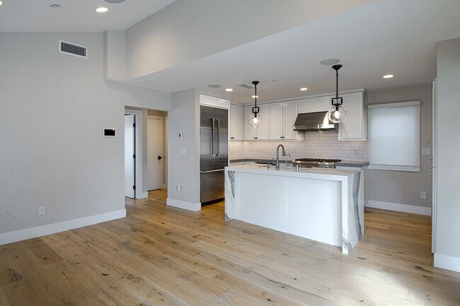 Foto del edificio - Stunning Multi-Level Designer Remodel in the Heart of Corona del Mar