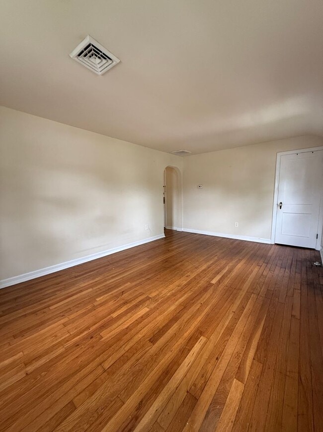 Building Photo - 1 bedroom | 1 bath - Oaklyn, NJ - Nice Quiet Neighborhood