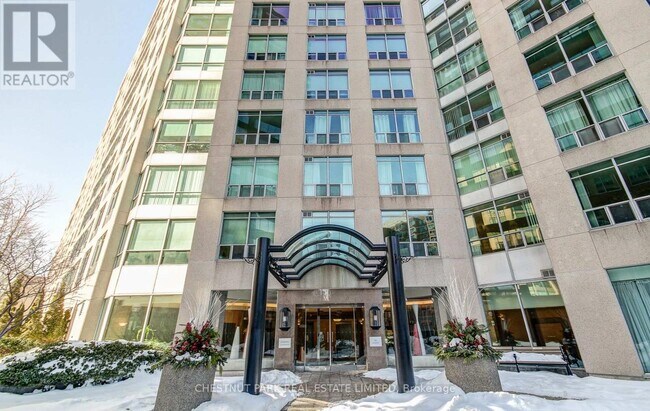 Photo du bâtiment - 942 Yonge St