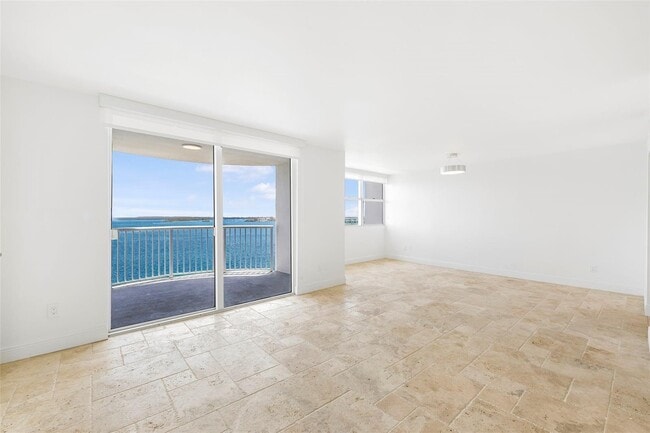 Building Photo - 1420 Brickell Bay Dr