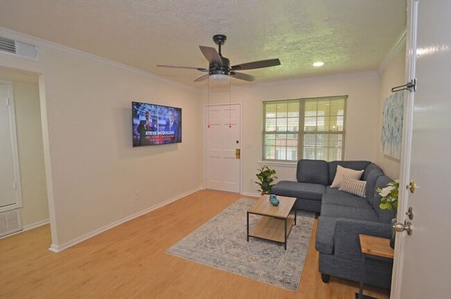Building Photo - 2 Bed 1 Bath with Patio