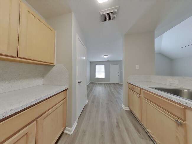 Foto del edificio - 6638 Windy River Ln