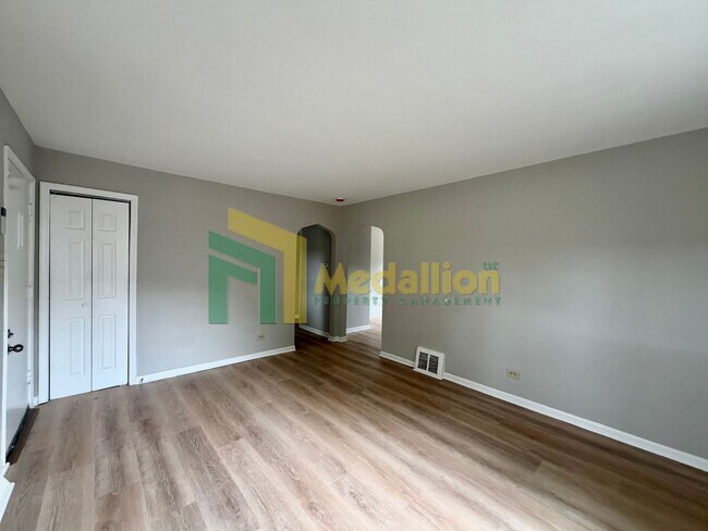 Foto del edificio - Updated 4-Bedroom Home with Bonus Living Space