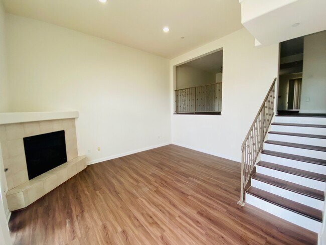 Foto del edificio - 8844 Darby Ave