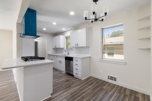 Building Photo - 529 Melrose Dr