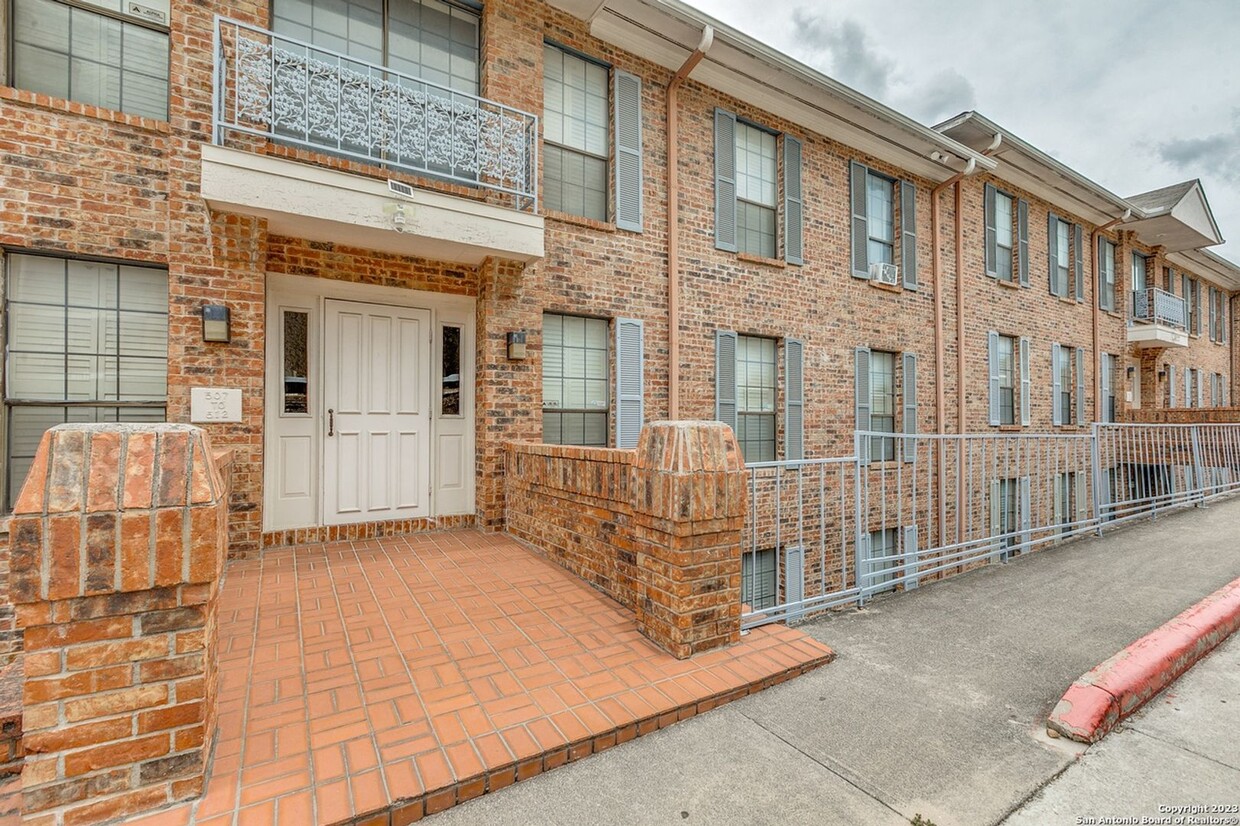 Primary Photo - AVAILABLE NOW! 2 Bedroom / 2 Bath Upstairs...