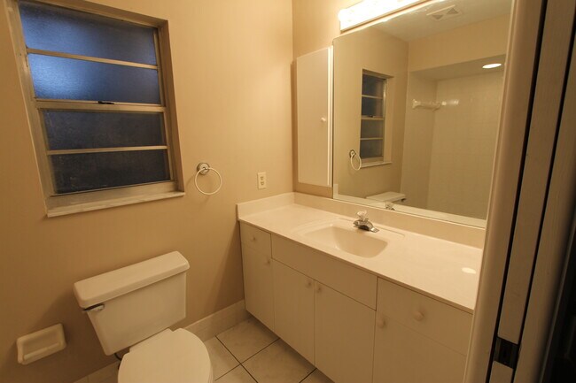 Foto del edificio - **OFFERING OPNE MONTH OF FREE RENT** NAPLE...