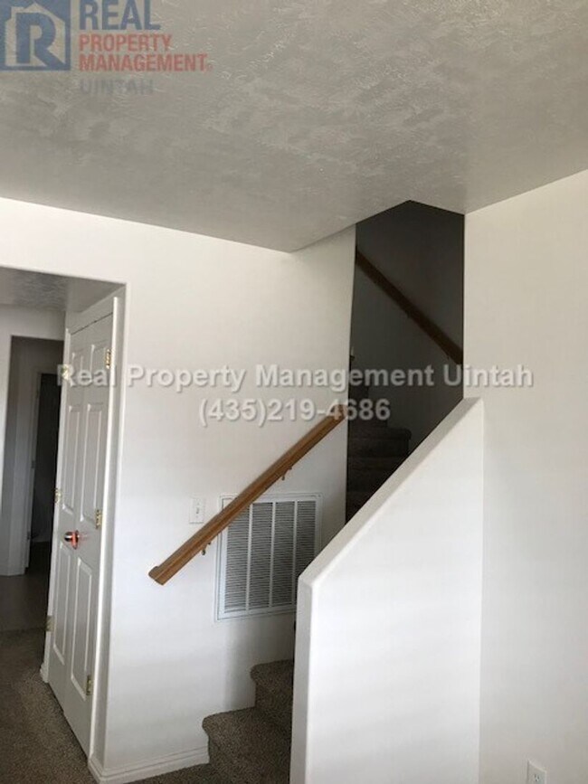 Building Photo - 3 bedroom 1.5  bath Town home