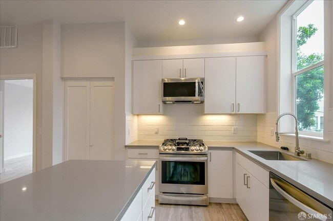 Building Photo - 41 Rosemont Pl