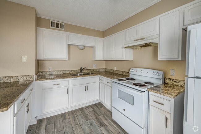 2BR, 1.5BA - 1,025SF - Kitchen - 3594 Friendswood Dr