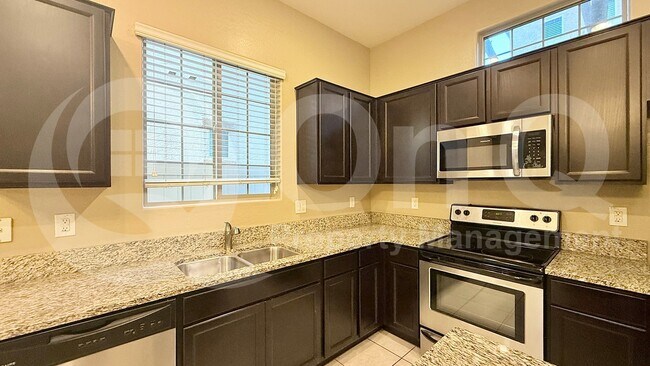 Foto del edificio - 1367 S Country Club Dr