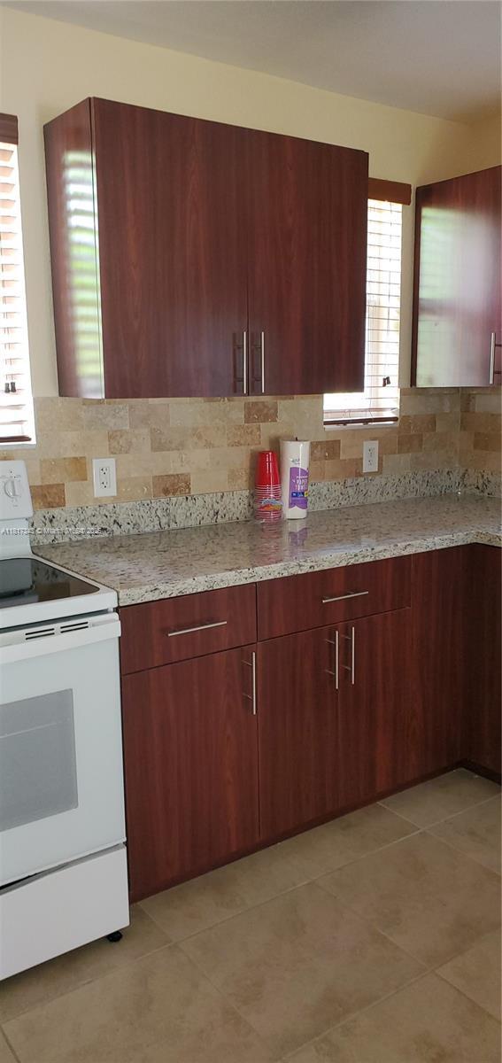 Foto del edificio - 1740 NE 148th St