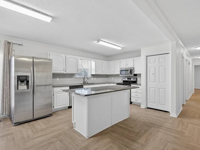 Building Photo - 1352 Farmwood Dr