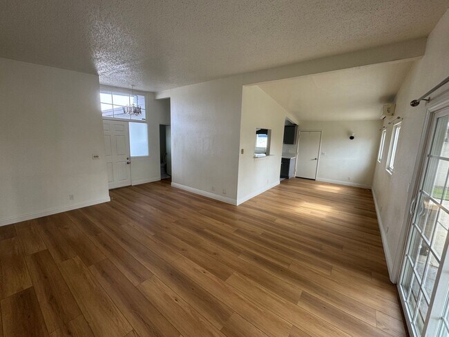 Foto del edificio - Recently Renovated 3 bed 2 bath home in La...