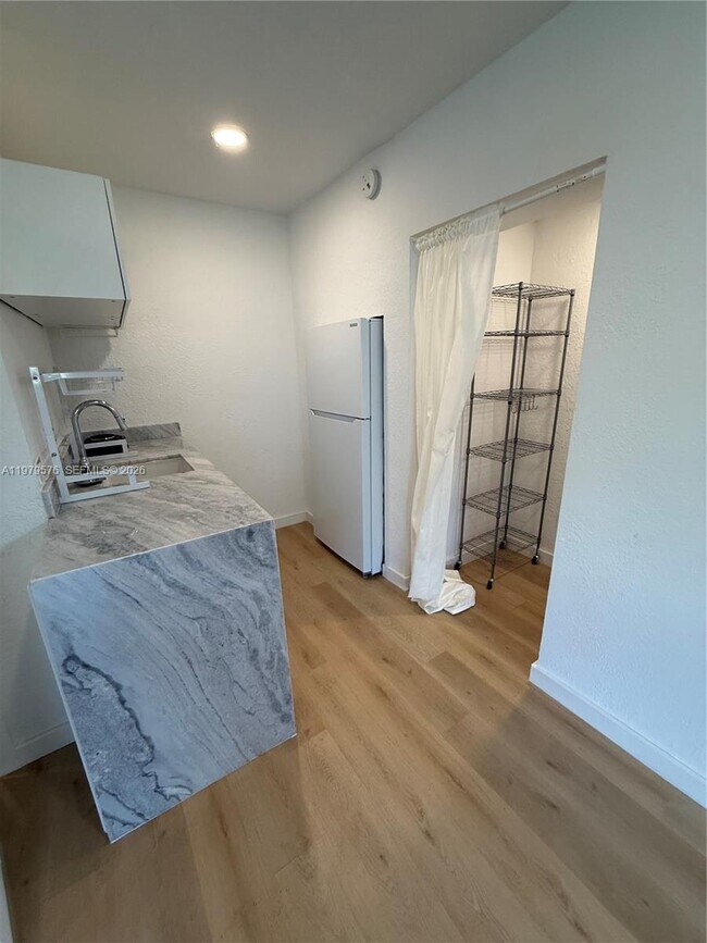Foto del edificio - 2421 SW 26th Terrace