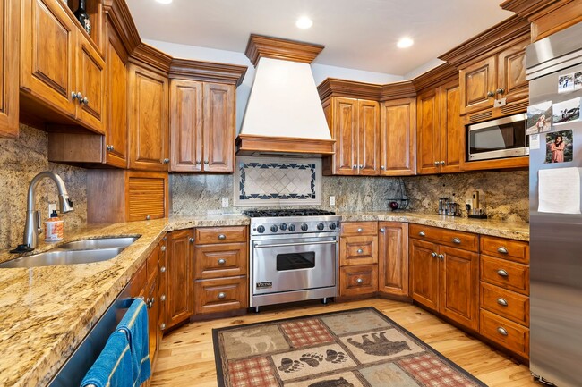Building Photo - Luxury Townhome in The Boulders private co...