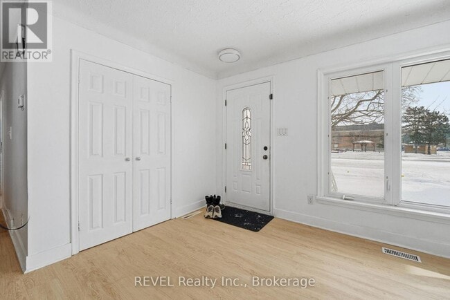 Building Photo - 10 Redwood Ave