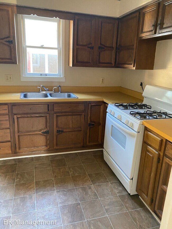 Building Photo - 2 br, 1 bath House - 201 W College Street