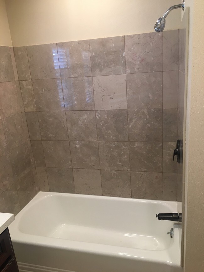 Baño - 1510 W 79th St