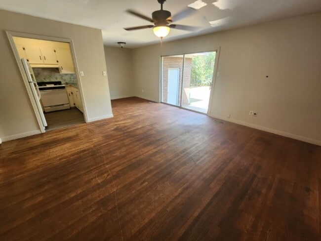 Building Photo - 104 Valley View Dr