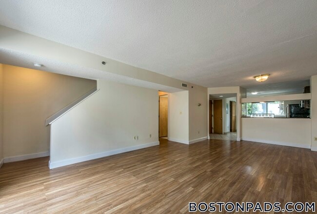 Foto del edificio - 146 N Beacon St