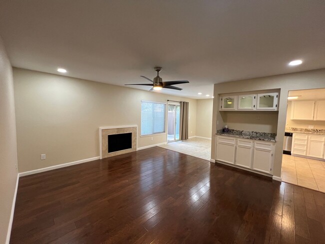 Building Photo - 2-bedroom single story condo located in de...