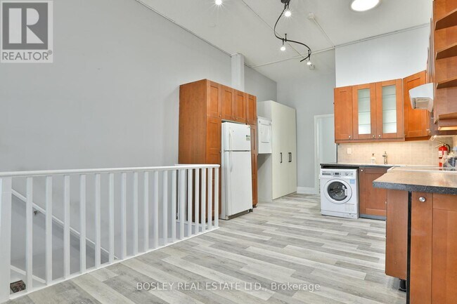 Building Photo - 179 Queen St E