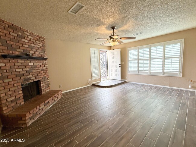 Foto del edificio - 5110 W Wood Dr