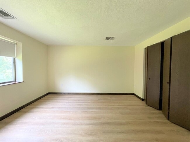 Building Photo - 555 Main St