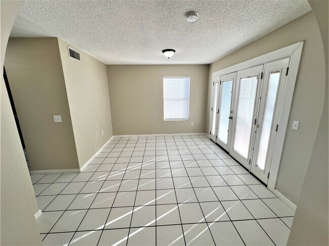 Foto del edificio - 1517 E Commerce Ave