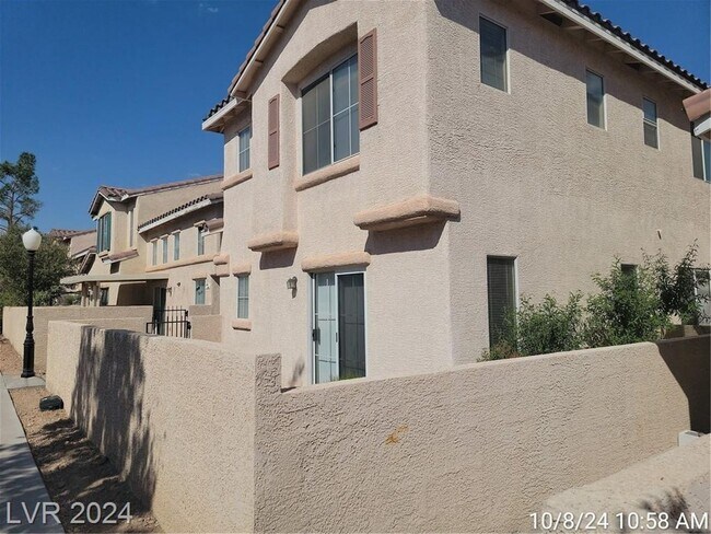 Building Photo - CHARMING 3-BEDROOM TOWNHOME ON SOUTH END O...