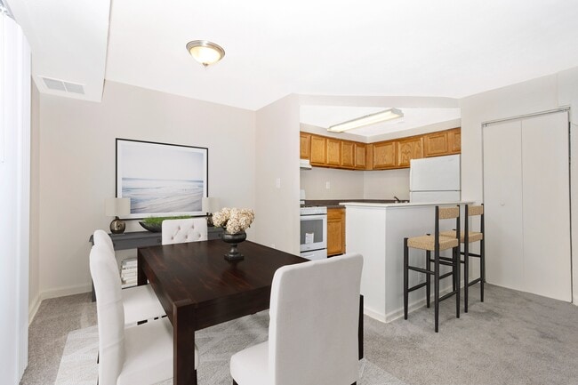 Comedor elegante | Apartamentos en alquiler en Forestville, MD | Apartamentos en la Avenida - Avenue Apartments