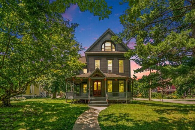 Building Photo - $1295 Furnished 1 Bed 1 Bath in Downtown's Beautiful Stuart Neighborhood - Ask about our Security...