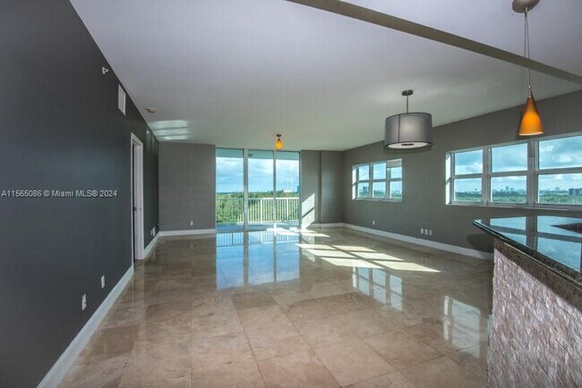 Foto del edificio - 14951 Royal Oaks Ln