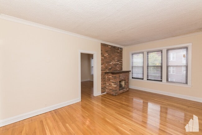Building Photo - 3525 N Racine Ave