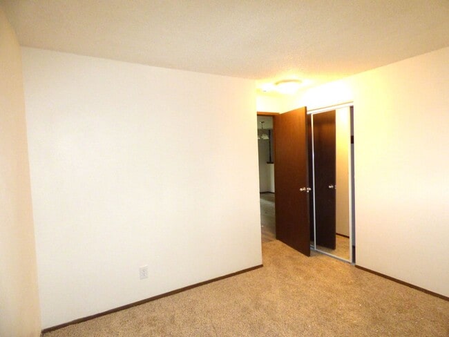 Building Photo - Rent Special: FREE May's Rent!!