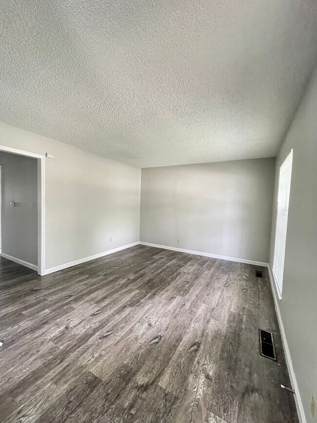 Foto del edificio - 4-Bedroom Home on the South Side - Available In May