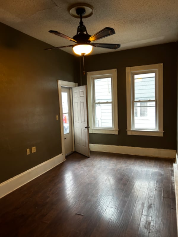 Building Photo - 552 Main St