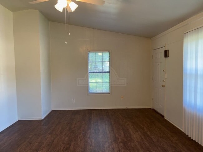 Building Photo - 916 Evergreen Dr