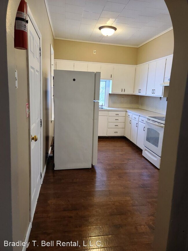 Building Photo - 2 br, 1 bath House - 1001 E 6th Street