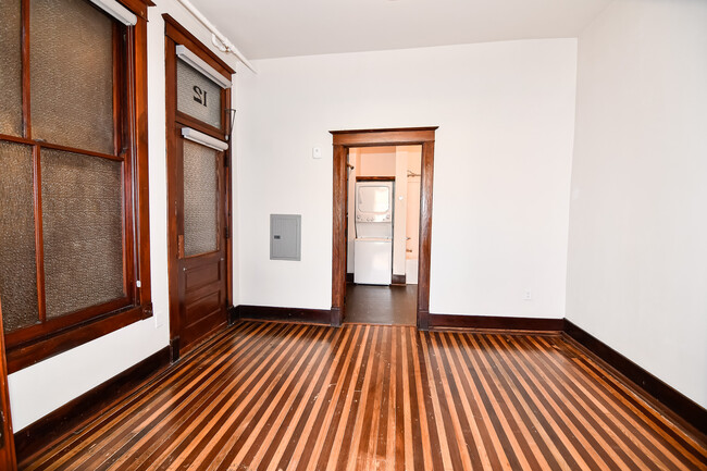 Foto del edificio - 32 W Main St
