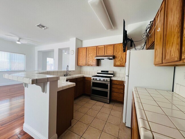 Building Photo - Spacious and Sparkling with New Paint 3 be...