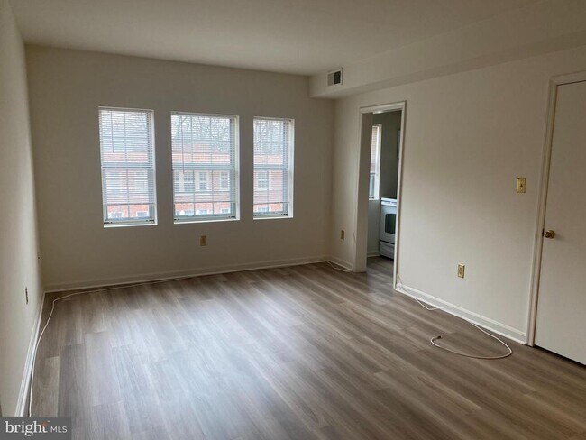 Foto del edificio - 1816 Queens Ln